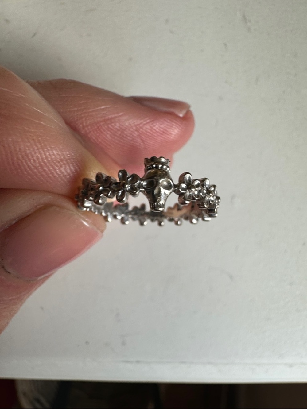 Monica Rich Kosann 18K White Gold “Now or Never” Skull & Daisy eternity band 7 - Picture 6 of 9